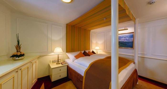 Sea Cloud Cruises, Sea Cloud, Deluxe Suite.jpg